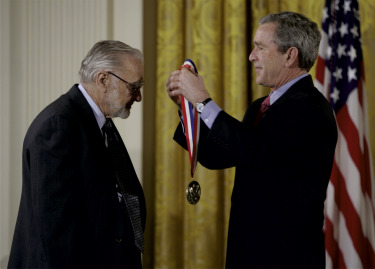 Robert Duncan Luce em 2005, quando o presidente dos EUA George W. Bush lhe concedeu a Medalha Nacional de Ciência por suas contribuições ao campo da psicologia matemática.